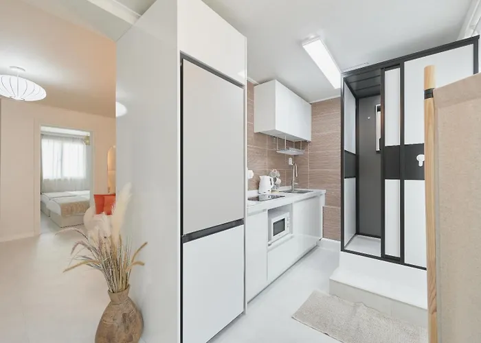 Apartment 강남, 강남역 도보8분, 4룸, 2층 전체사용, 최고의 위치, 가족여행, 호텔스위트, 독채, *
