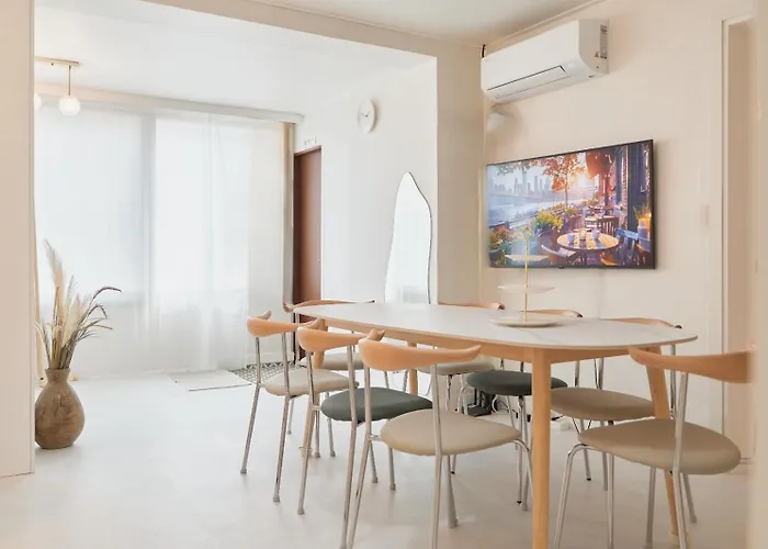 강남, 강남역 도보8분, 4룸, 2층 전체사용, 최고의 위치, 가족여행, 호텔스위트, 독채, Apartment *