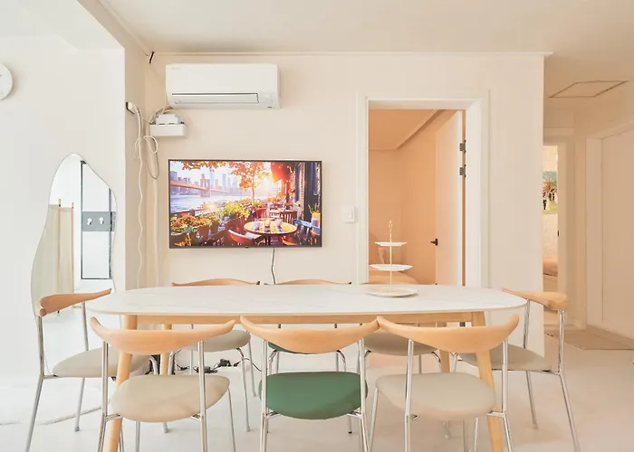 Apartment 강남, 강남역 도보8분, 4룸, 2층 전체사용, 최고의 위치, 가족여행, 호텔스위트, 독채, *